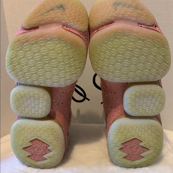 **SOLD** LeBron 15 limited GS rust pink - Picture 6 of 8
